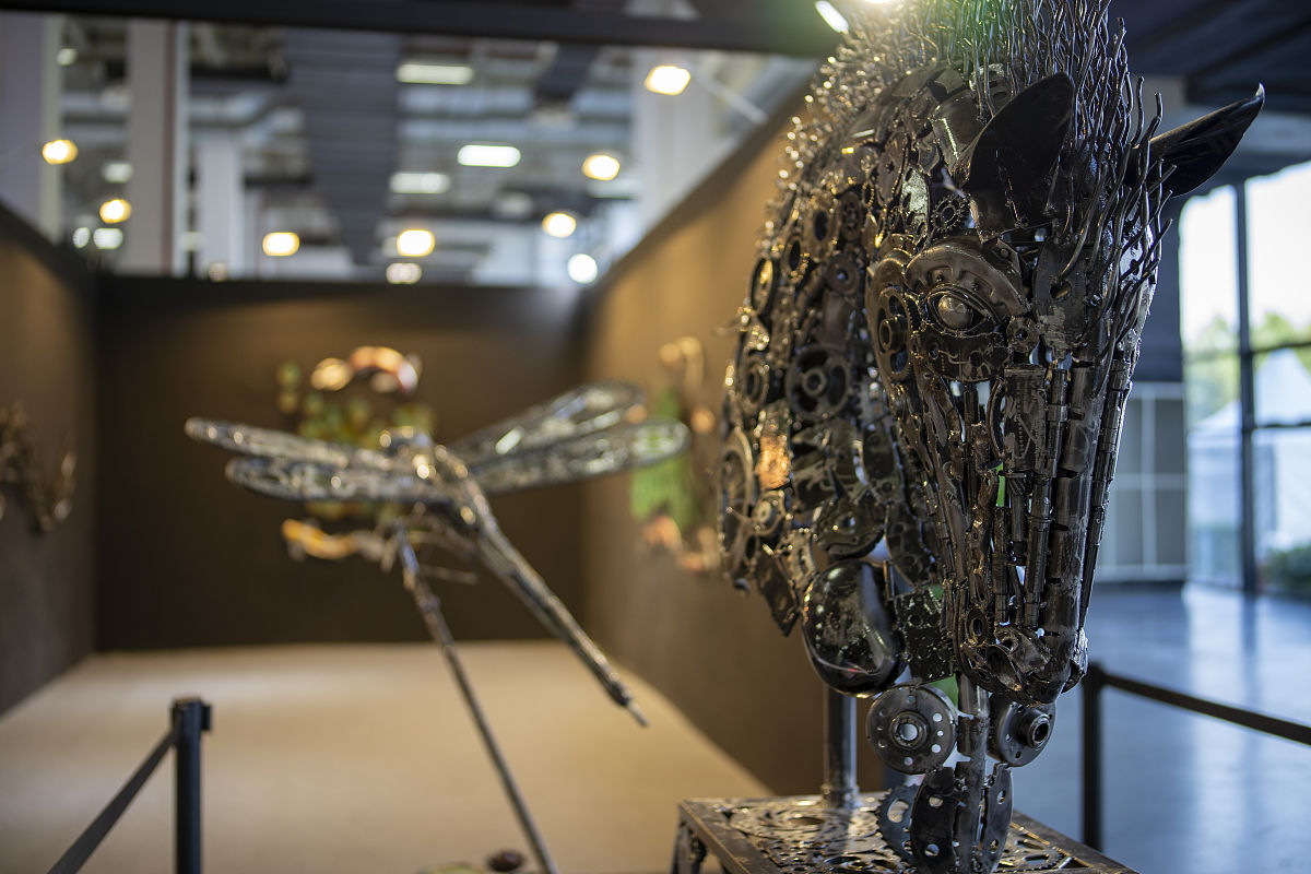 青铜文化与赛博朋克融合：未来感的家具设计