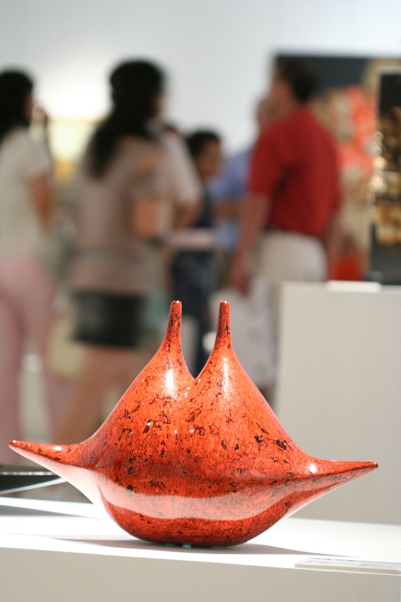 2006年8月25日,梁远漆艺展在中国美术馆开幕,共展出漆器,漆画,漆塑等