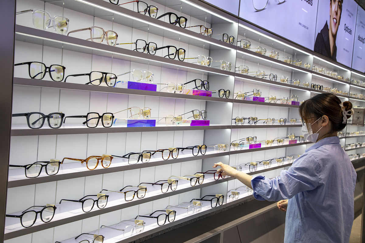 帮我写一个眼镜店的短视频脚本