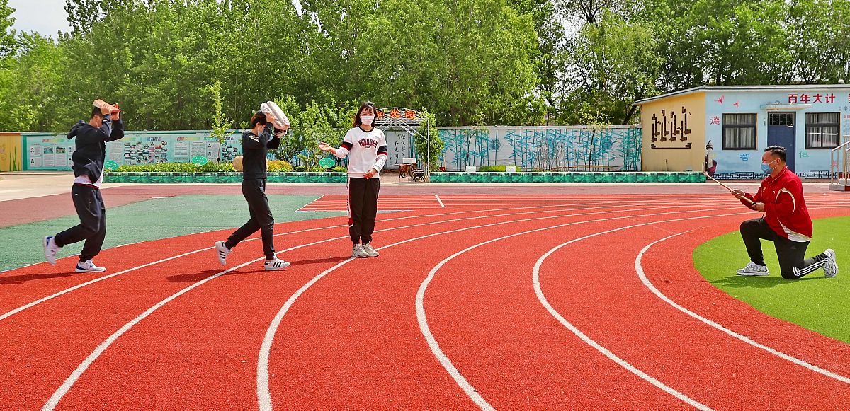 2020年5月11日,河北省秦皇岛市东港镇第二小学教师为学生录制地震防灾