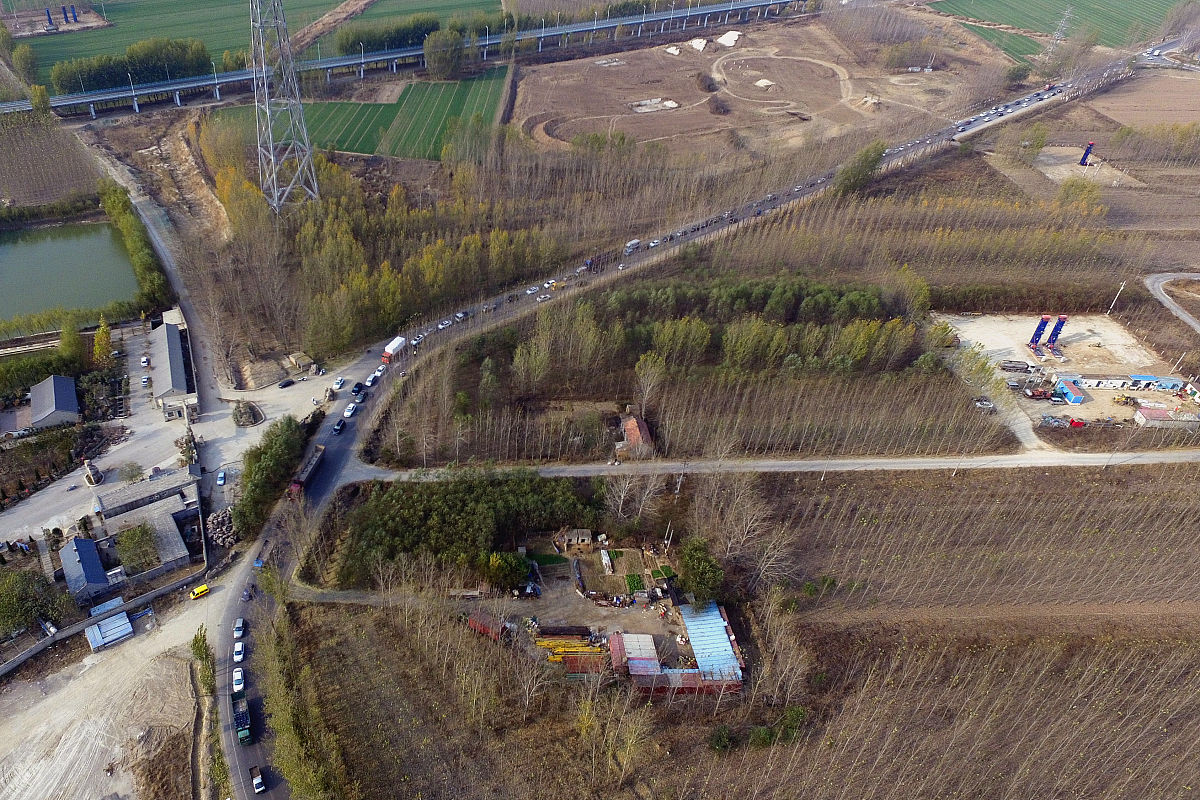 以下这段话如何换成另一种中文方式表达？施工队向操作人员进行交底并签字确认