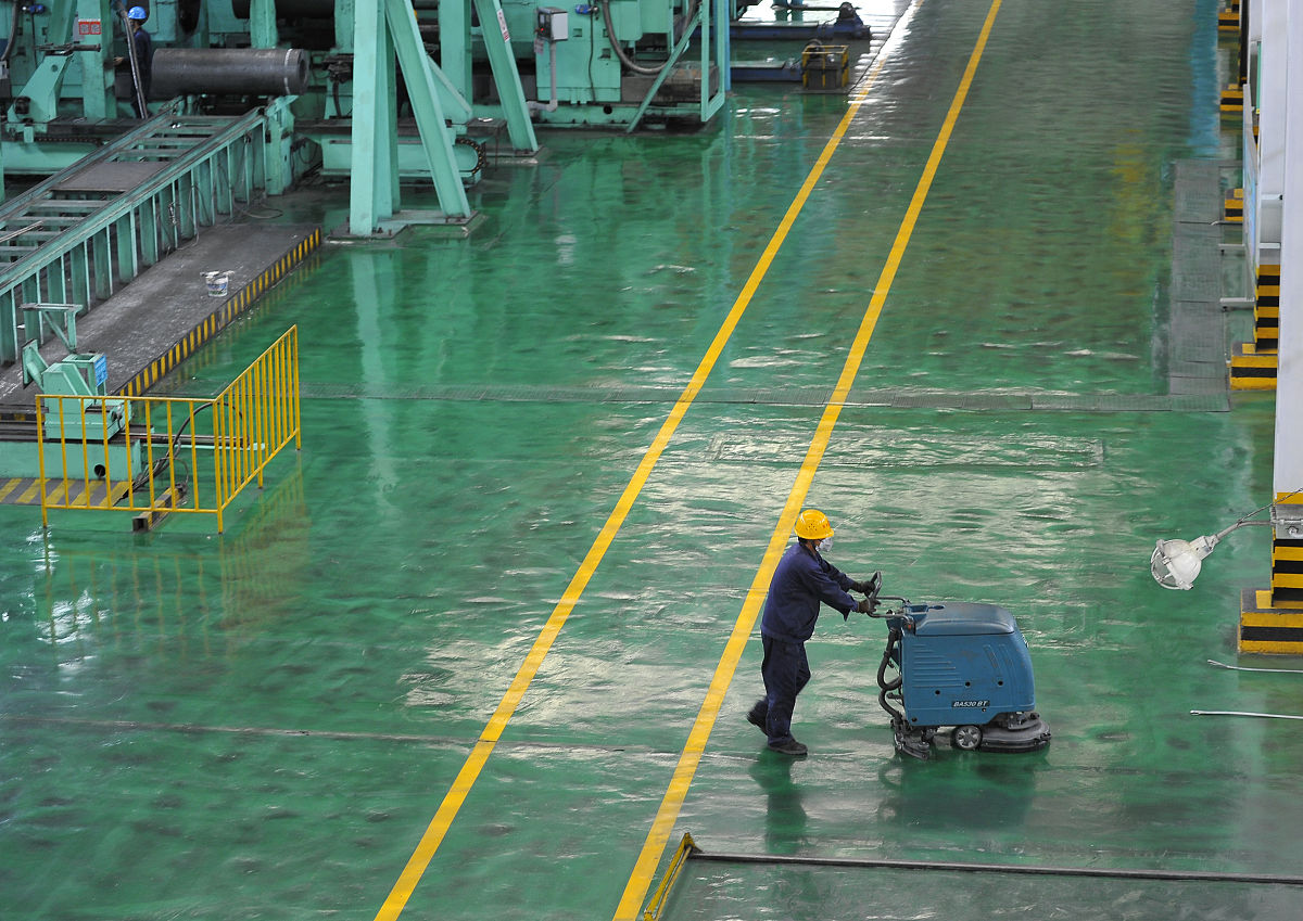 车间通道遵循的原则首先应严格遵循安全生产的6s管理制度。1整理——将工作场所的任何物品区分为有必要和没有必要的除了有必要的留下来其他的都消除掉。 2整顿——把留下来的必要用的物品依规定位置摆放并放置整齐加以标识。 3清扫——将工作场所内看得见与看不见的地方清扫干净保持工作场所干净、亮丽的环境。 4清洁——经常保持环境外在美观的状态。 5素养——每位成员养成良好的习惯并遵守规则做事培养