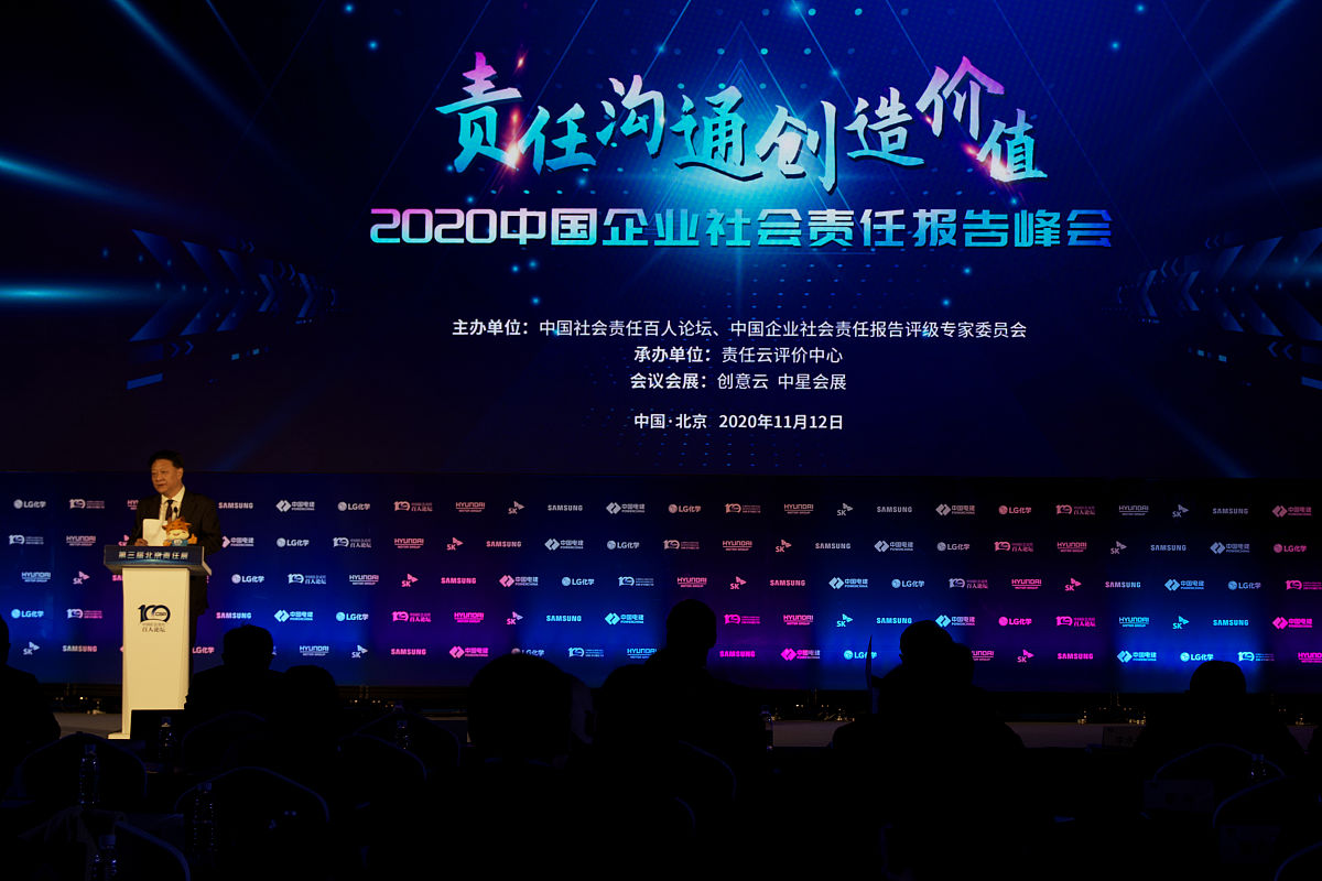 写个2022年 年会报告给我