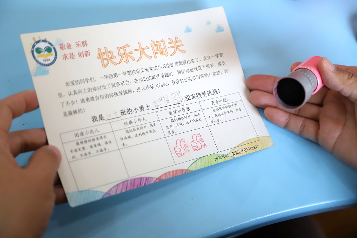 请帮我为写一篇中班王心蕾小朋友的学习发展建议 喜欢手工喜欢表演 生活习惯自理能力不错 喜欢在众人面前展现自己 自尊心强 很难接受批评建议 有自己的骄傲 有时会瞧不起小朋友 希望和小朋友和睦相处 做老师能干的小助手