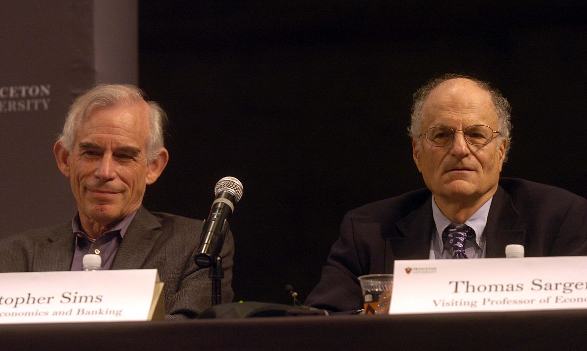 金融学专业与经济学专业：区别、联系及就业前景