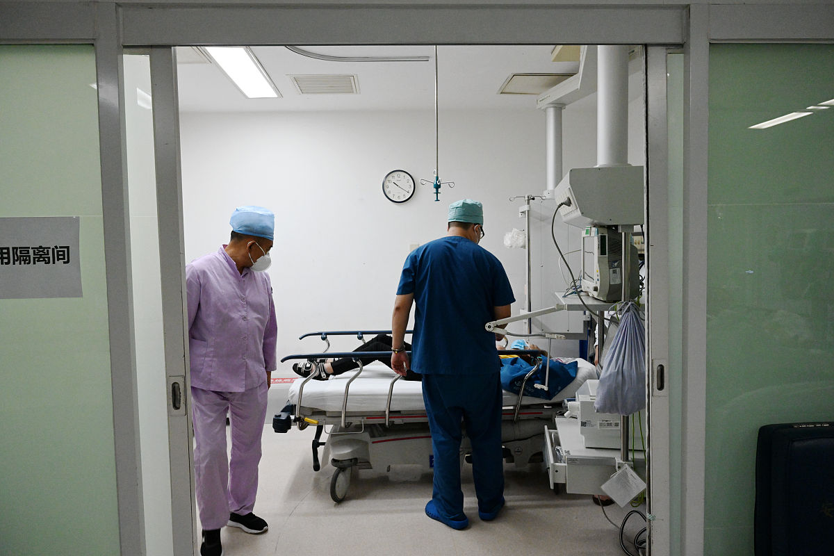 刚刚好转出重症监护室就通知转别的医院继续治疗为什么帮我用200字详细描述