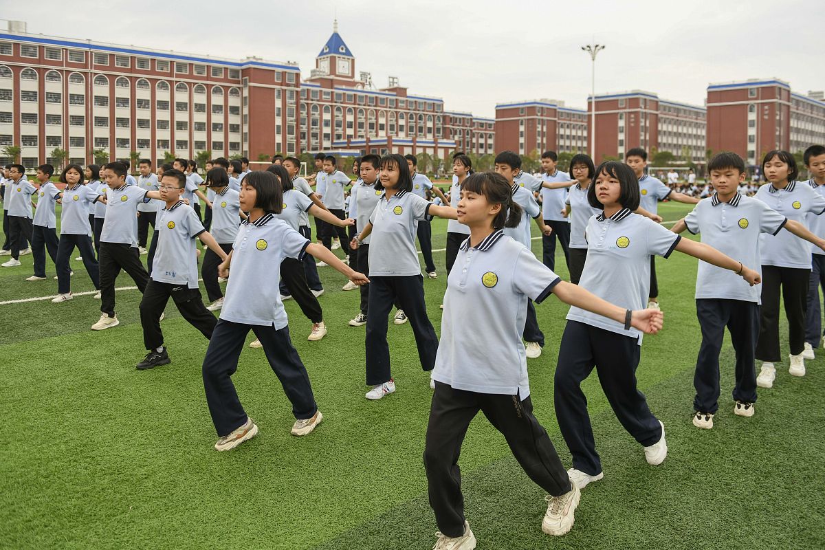 2021年5月22日,湖南省永州市道县道州玉潭学校,学生在进行广播体操比