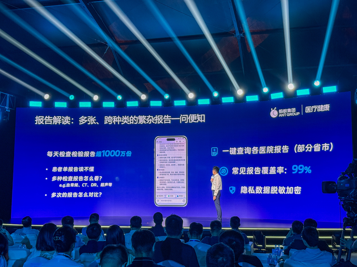 分析马云提出新零售的时代背景及新零售的内涵。