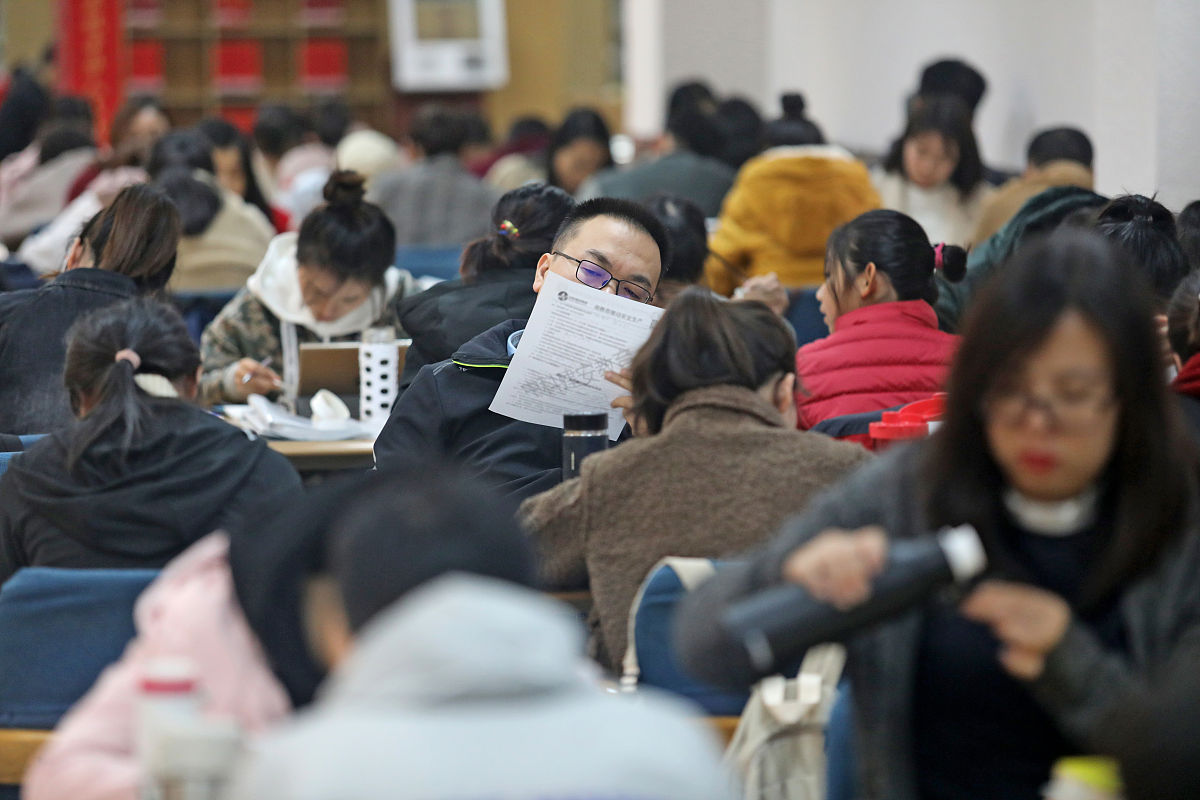 能帮我写一份关于新时代大学生考研热现象状况调查的小结和感想吗