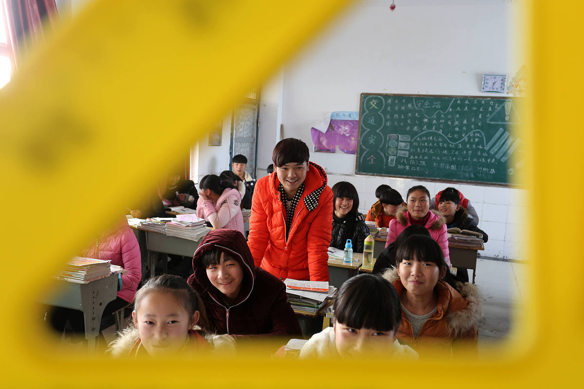 你作为一个初中班主任如何给每个学生写期末评语每条评语不少于50字。