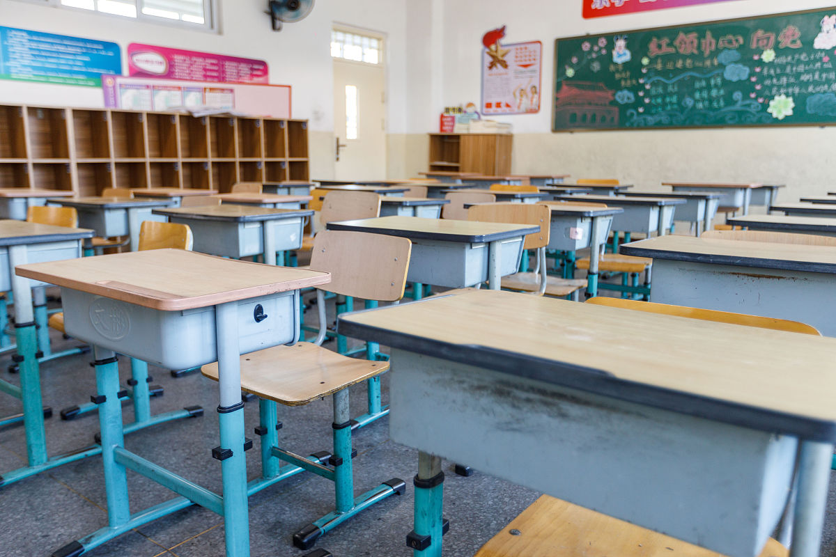 学校操场上出现了诡异的现象。由课桌和椅子拼成了一个数字9改写句子用诡异和悬疑方式改写