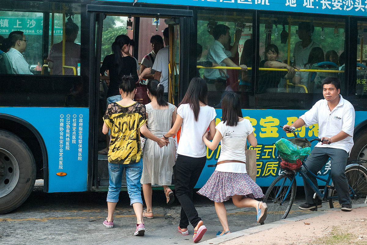 同学顺路结伴坐公交，被说像谈恋爱怎么办？