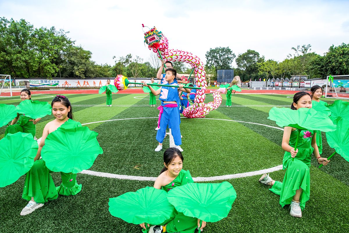 2021年9月14日,浙江湖州,长兴县林城镇天平中心小学,学生们在课后托管