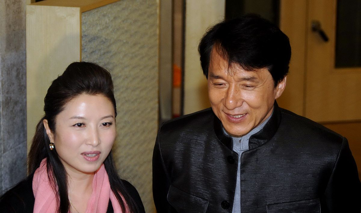 2009年2月14日,北京,成龙,刘媛媛在京录制合唱新歌《国家》.成龙 刘媛