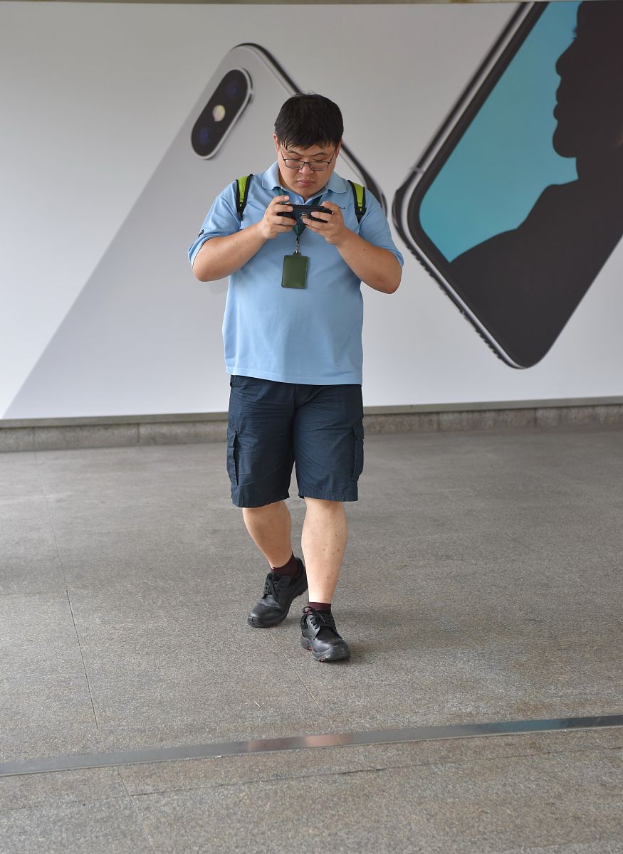 请问我写一段关于苹果手机广告