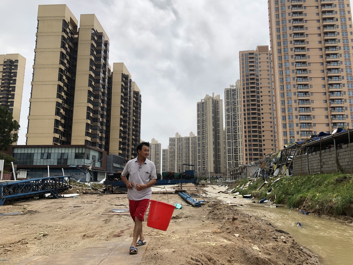 改写下面文字来降低论文查重率：牵涉到各方面的利益。为了破解这一难题蜀山区将对十里庙这样的城中村推行先建后拆机制。城中村改造拆迁是第一难题先建后拆可以更好地保障居民的利益将居民妥善安置有利于城中村改造的加快推进