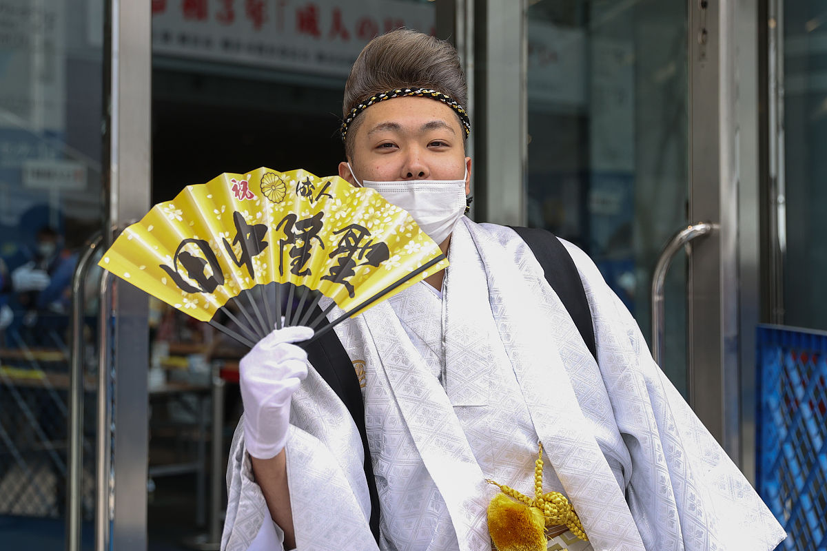 当地时间2021年1月11日,日本横滨,少男少女穿着和服参加成人礼.据悉,