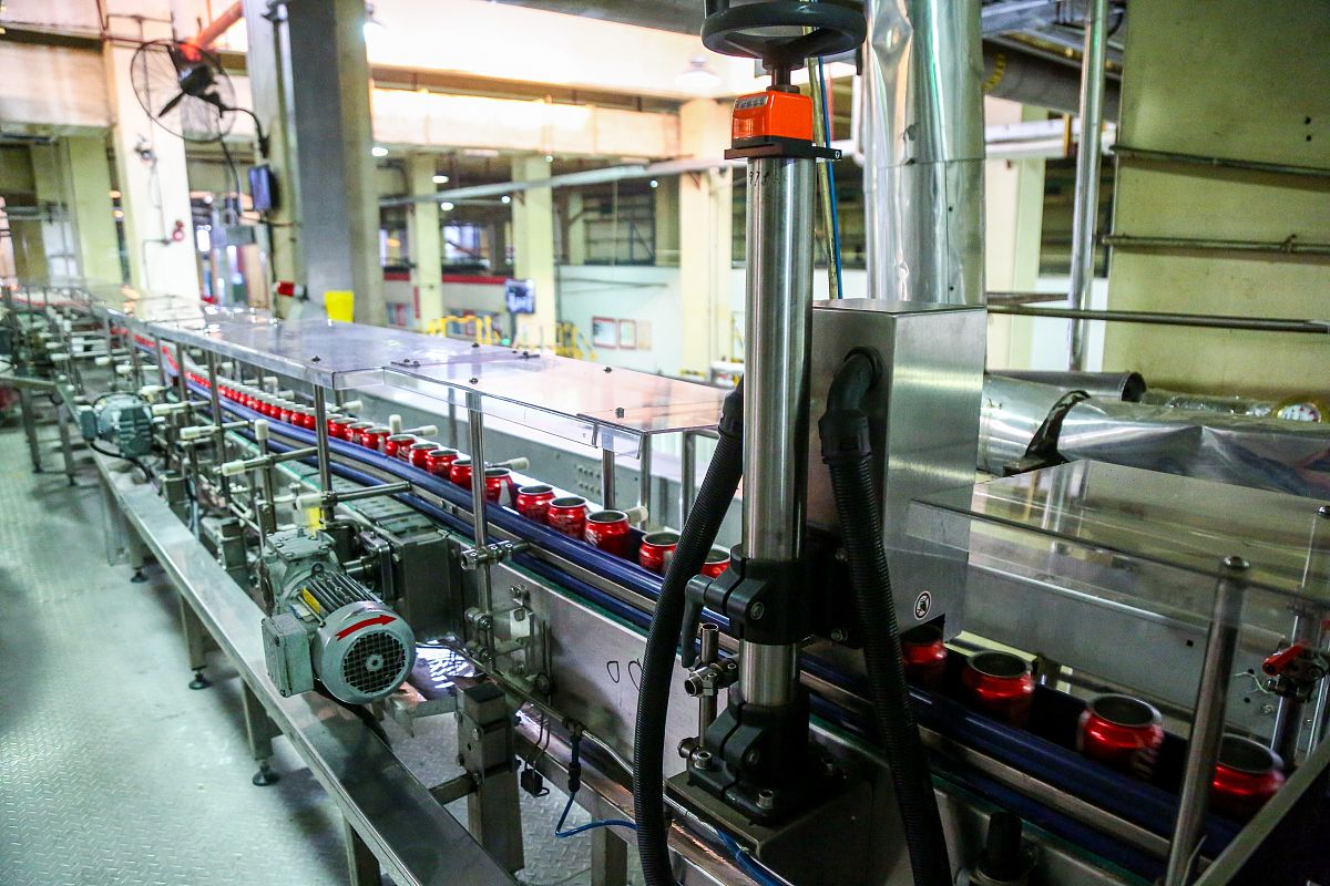 工厂里传输可口可乐的机器是什么