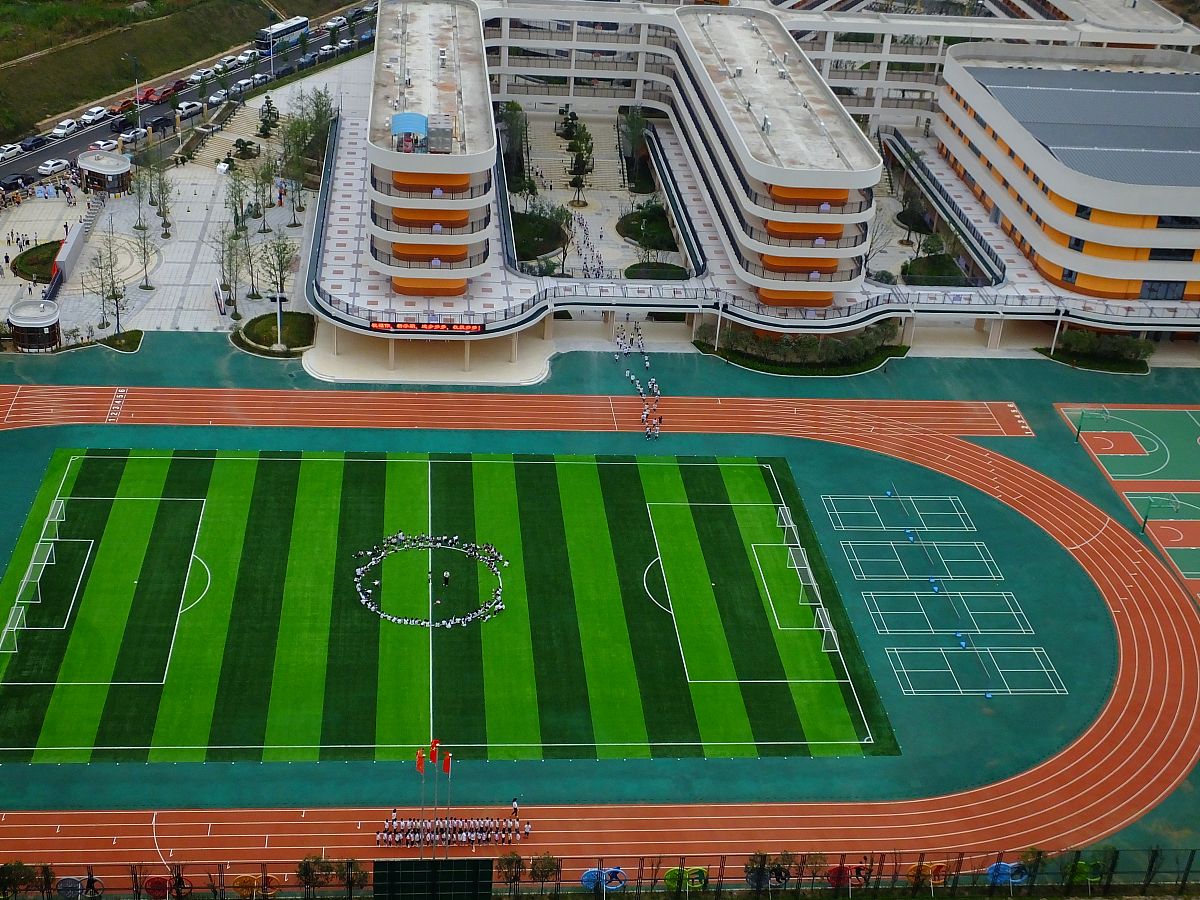 2021年9月1日,湖北宜昌市夷陵区,青山环抱东城小学校园.