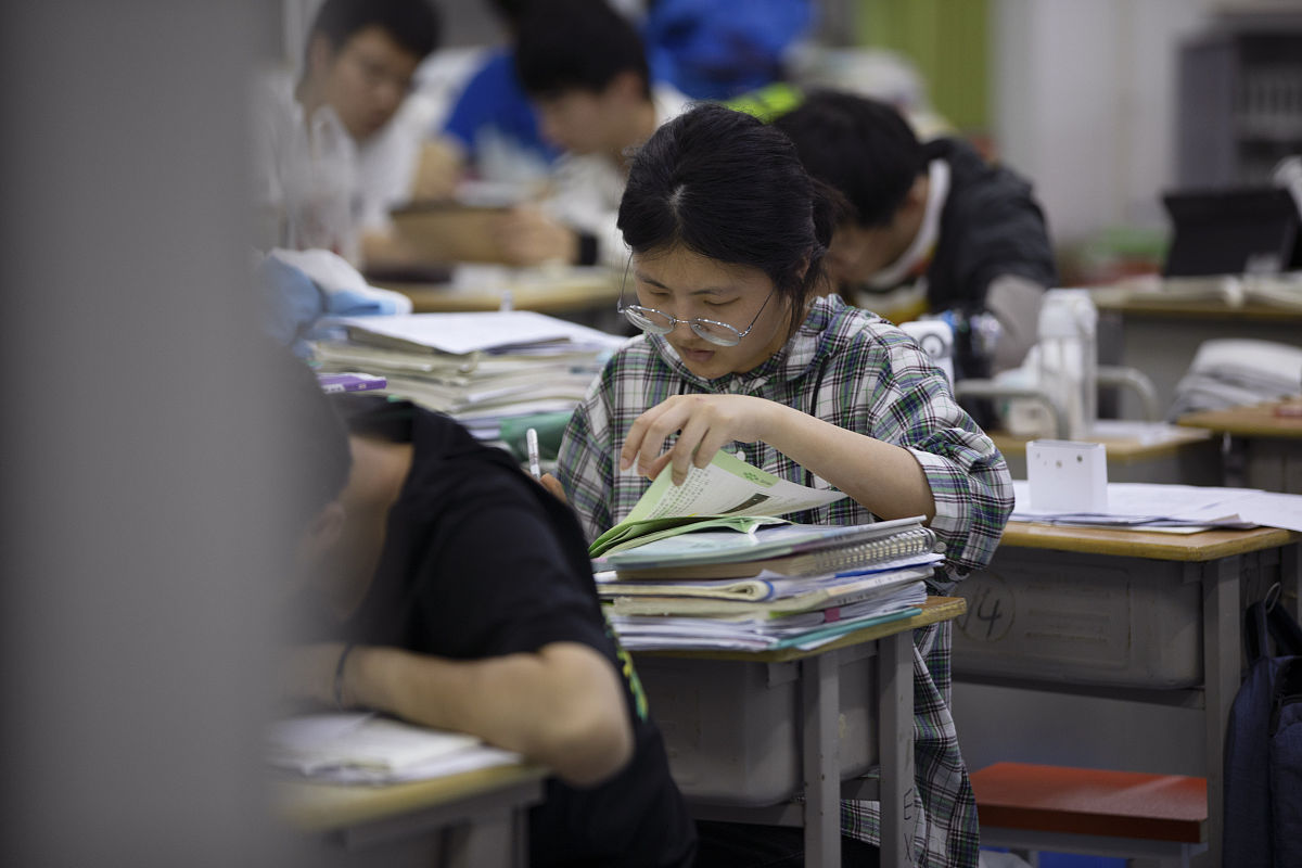 2021年5月31日,安徽阜阳,第五中学高三学生认真复习查漏补缺,"挑灯夜