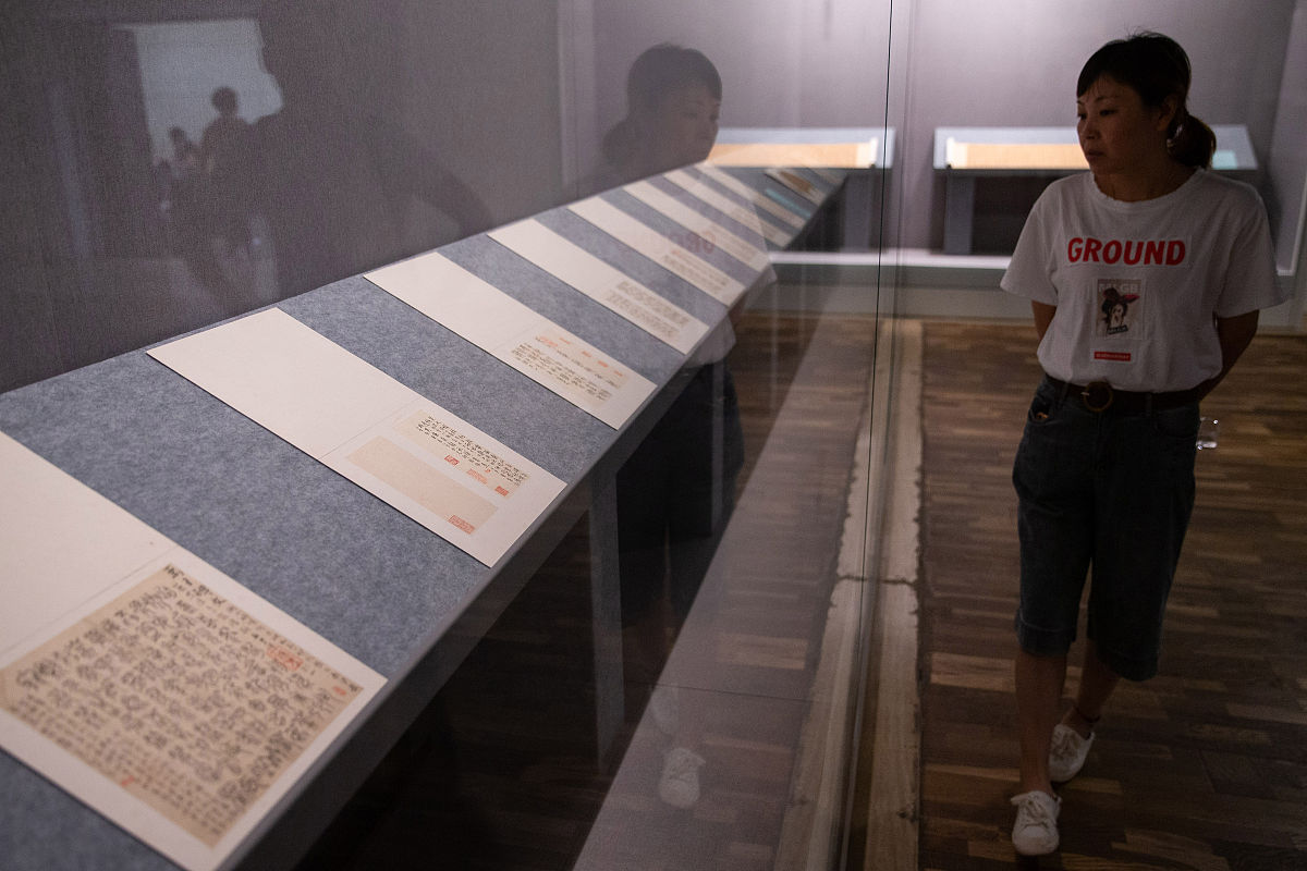2019年7月2日,南京,观众在展览上参观展出的书法作品.