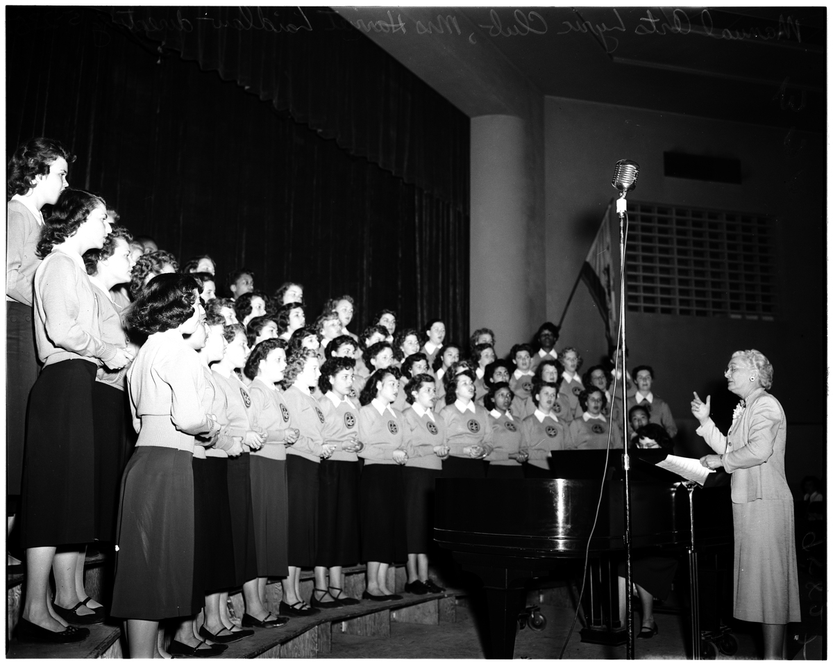 场景及演员：一个房间里面有四个小隔间；4位演员甲乙丙丁分别演奏不同的乐器情节：甲、乙、丙、丁坐在四个小隔间里互相无法沟通每个人都可以对着自己的琴谱熟练地独自演奏同一段旋律但是当四个人对着四个琴谱演奏的声音合在一起听却发现无法共鸣宛如噪音最后四个人重新调整节奏一起对着一个合奏的乐谱弹奏终于完成了完美的合作演奏。帮我以这个情节写一个标语