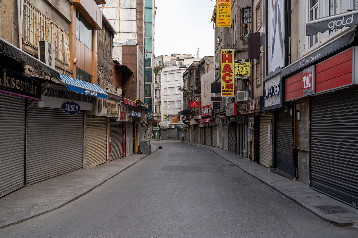 神秘少女占卜师与玄武相遇街头，日系动漫风格插画创作