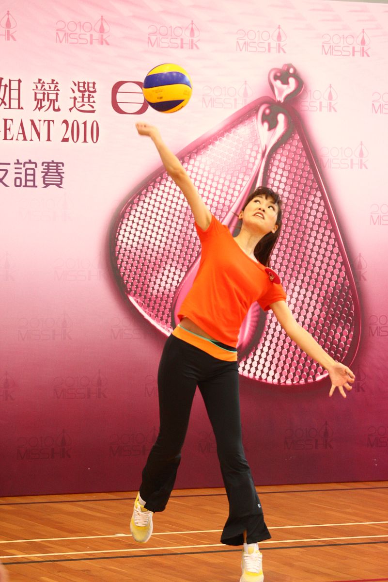 2010年7月14日,香港,港姐候选佳丽在一小学中举行一场别开生面的排球