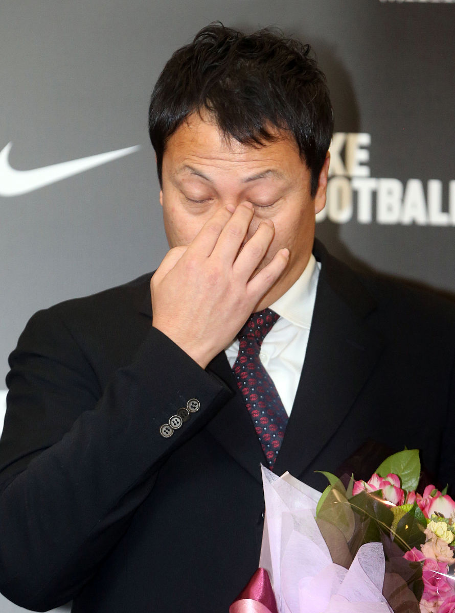 2012年12月17日下午,韩国首尔ramada酒店,39岁的前韩国国门李云在召开