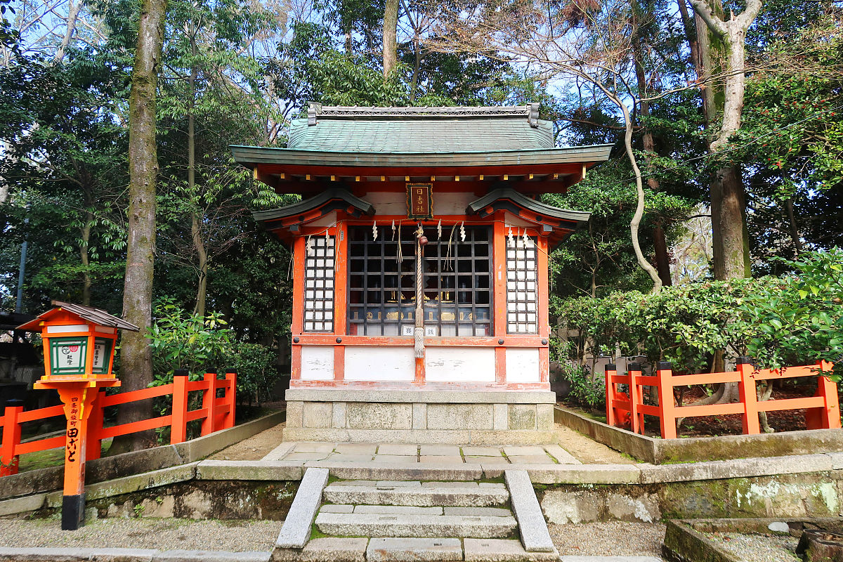 请描写一下一座神社里面的样子