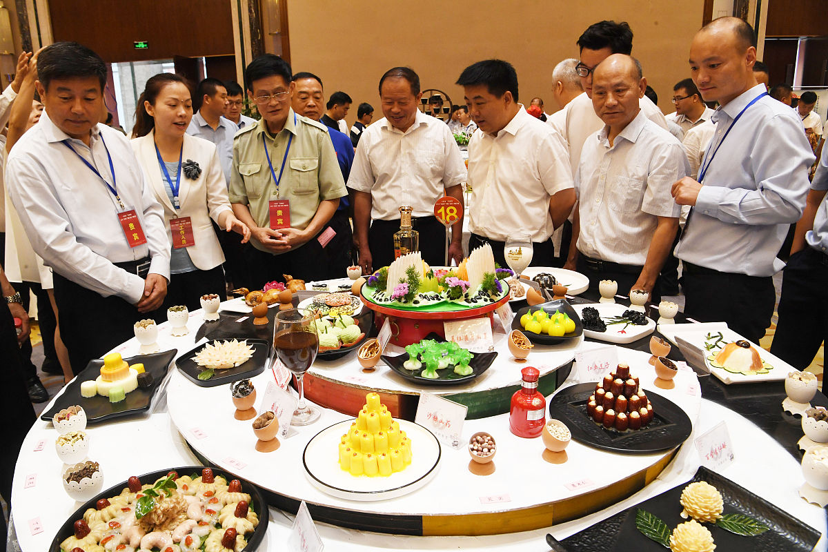 召开公司例会明确要求公司宴请专家学者相关标准统一到国投公司食堂宴请。外出宴请就餐一律上报请示到集团董事长。与公司相关供应商对接交流要严肃纪律把握方向杜绝私下沟通、接受宴请等。扩展一下多写一点