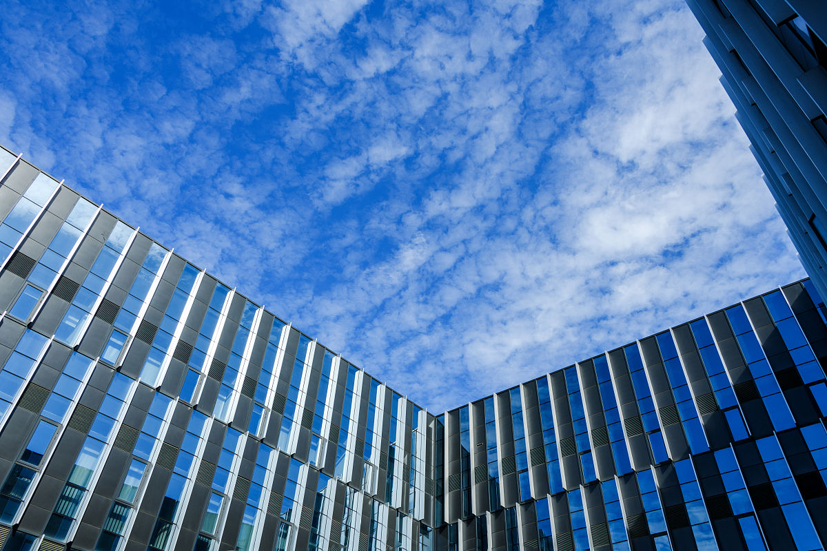 我是一名本科三年的大学生学的是光电信息科学与工程我现在准备今年12月份的研究生考试请以我的口吻帮我写一份未来三年内的规划。