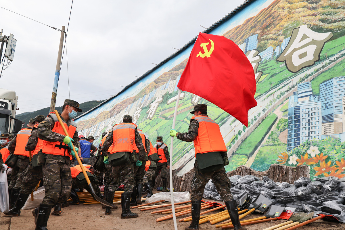 党员干部在抢险救灾中发挥？的作用500字