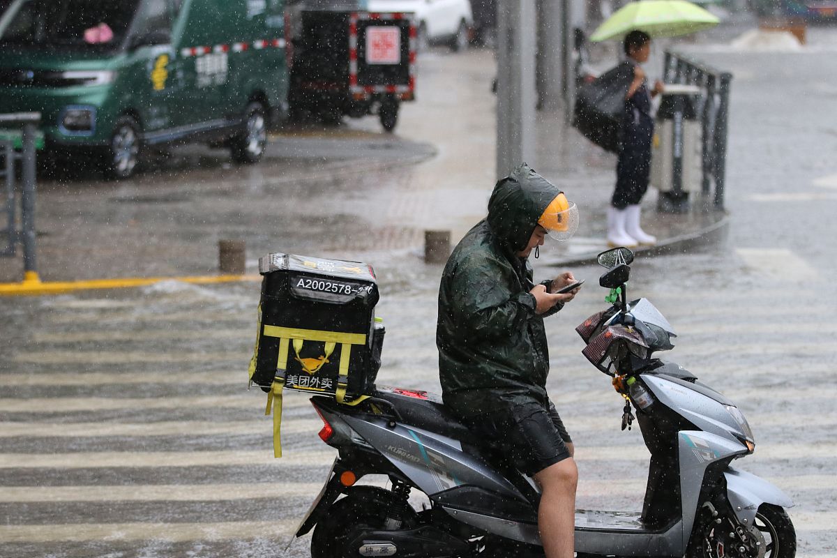 2021年8月31日,山东青岛,受暴雨影响,杭州路低洼路段马路形成积水.外