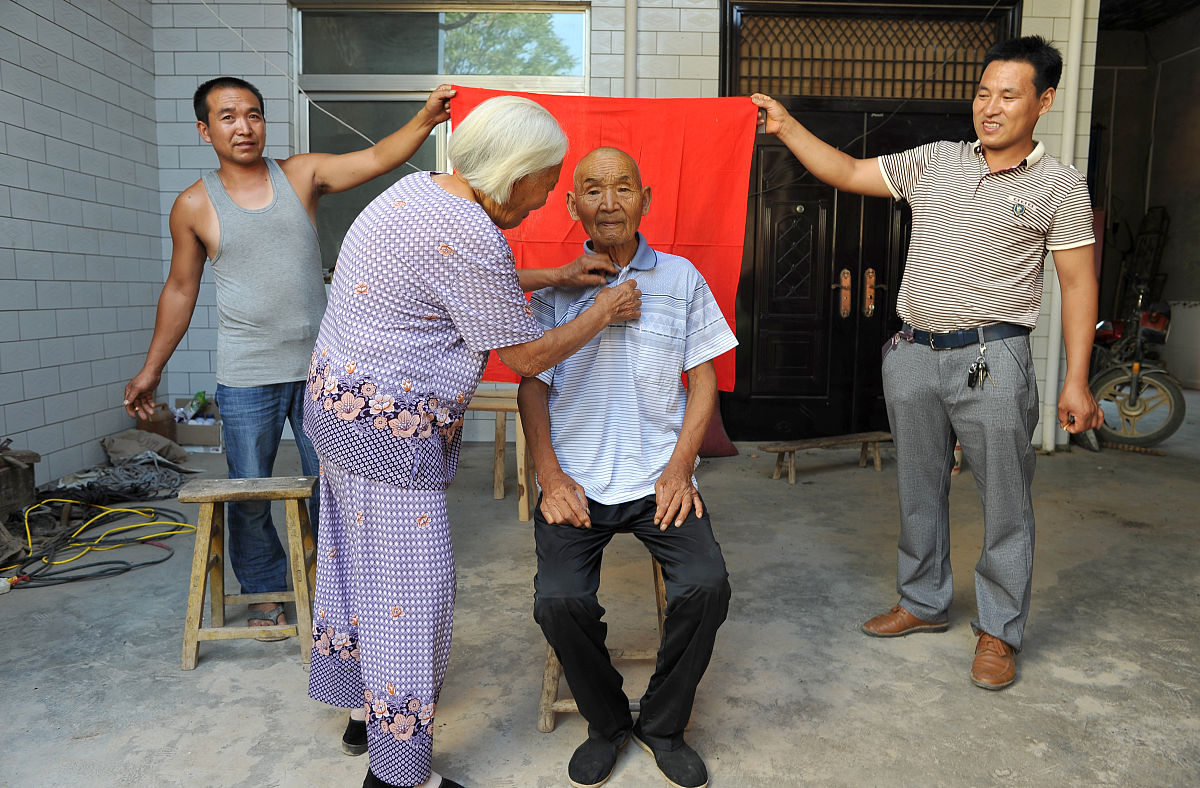 梦蓝老头：温暖善良的老人，用爱照亮孩子们的心
