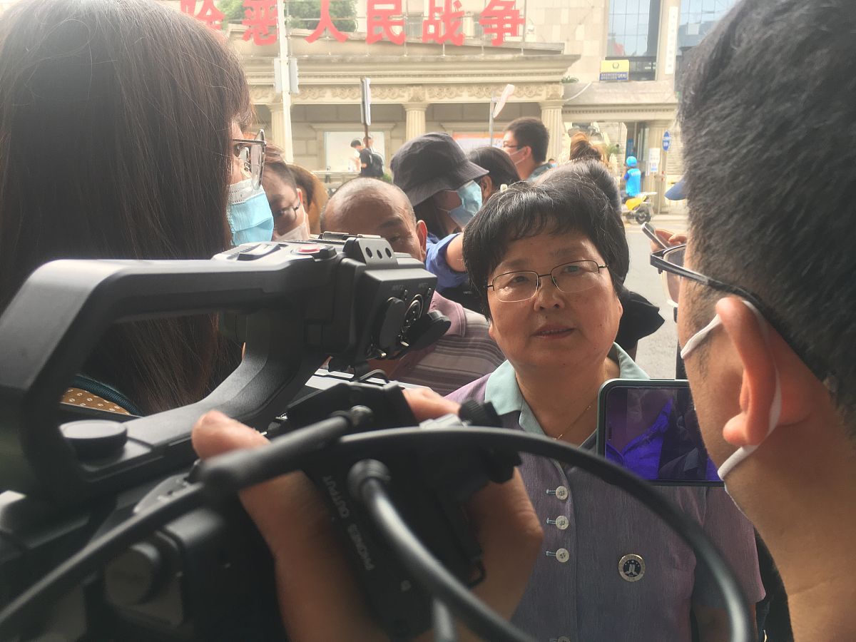 2021年9月9日,南昌市中级人民法院外,小木匠妻子代理律师刘静洁接受媒