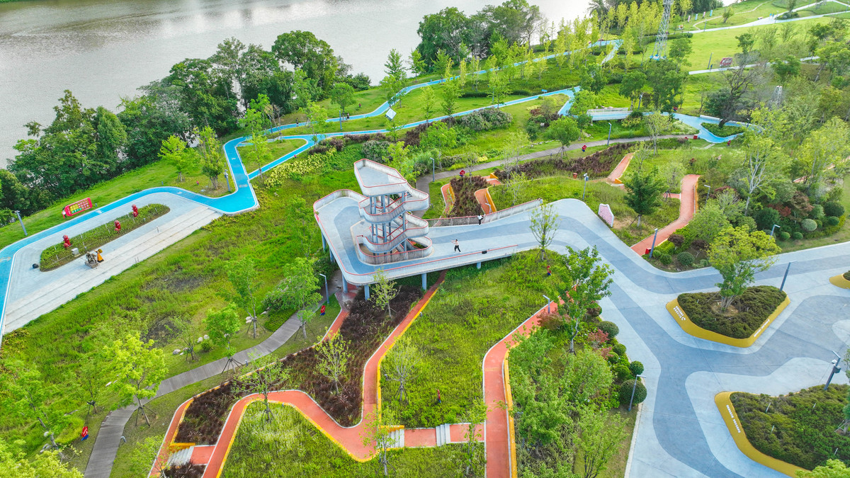 用大学生的知识水平写一段有关城市公园建设和经济水平的辩证认识