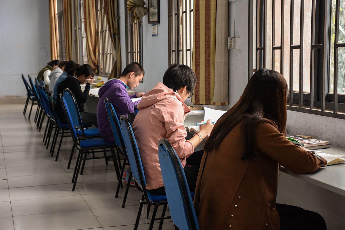 请你以座位为题以一个初一学生的视角写一篇600字左右的作文讲述一个与座位有关的故事并借此故事引发一些思考同时故事发生在图书馆