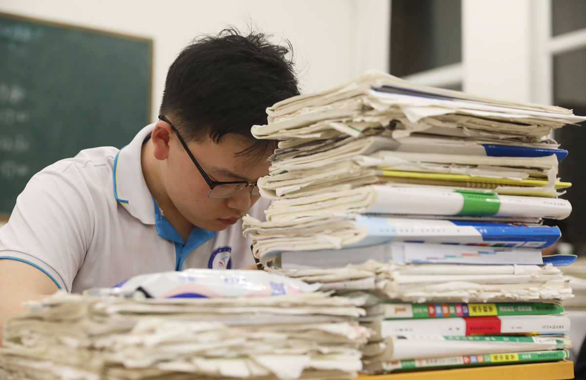 2020年6月9日,青岛,高三学生正在备战冲刺高考.
