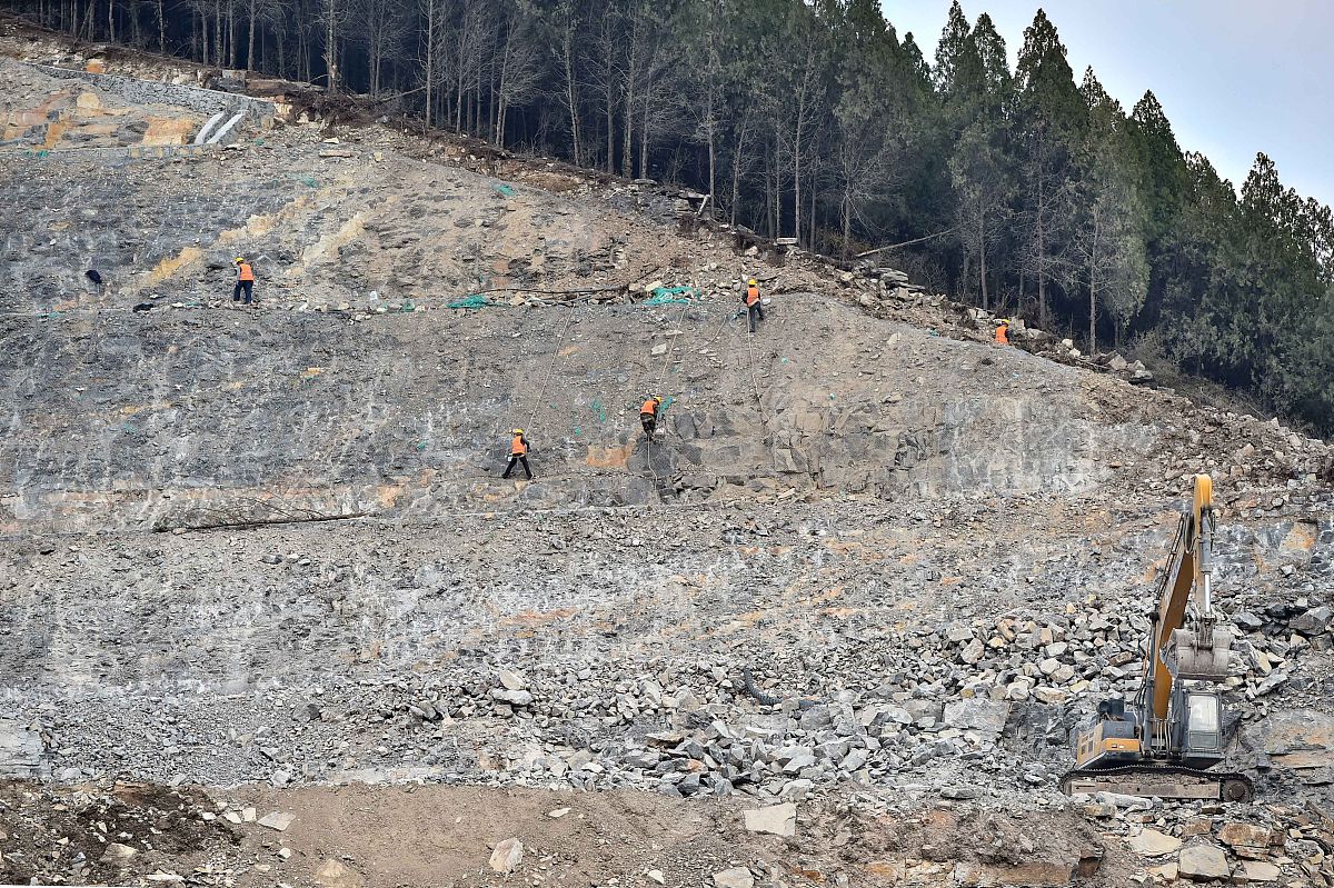 请详细阐述施工过程中自然灾害对造成的影响