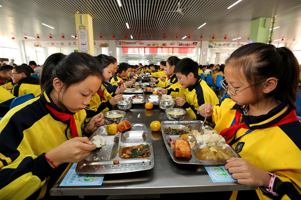 小学餐桌：资本入侵还是守护健康？