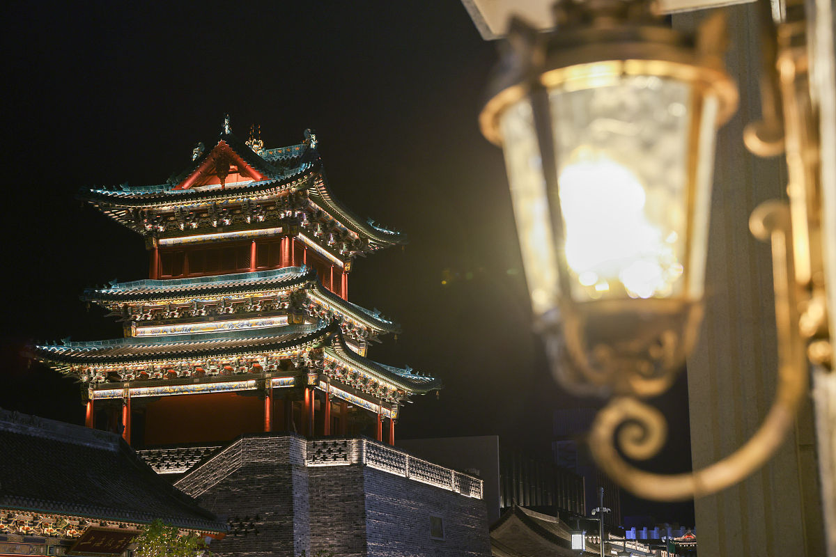 2021年9月20日,山西省太原市,众多市民扎堆涌入钟楼街赏古街文化.