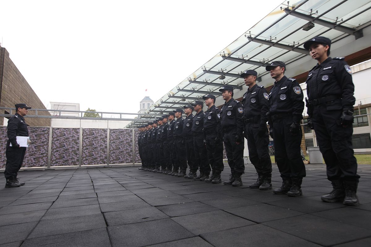 给下面这句话降重：香港警察学院的使命是培训专业和正直的警务人员为市民提供优势服务。服务为本、精益求精是香港警务工作的基本理念。培训是因警务环境的转交、社会期望的提升和内部知识需求的增加而展开。在策略上充分利用现有资源支援前线行动达到满足社会及内部对警队的需求。香港警务人员作为社会最可依赖的行动支柱如何提升警队人员个人及专业素质提升工作效益香港警队在深人研究香港社会、经济、人文发展现状和透析警务工作