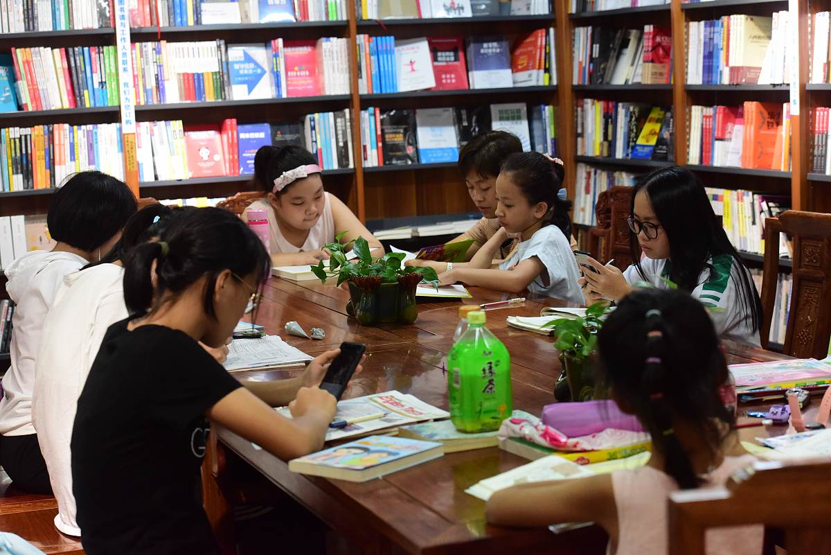 你好麻烦你写一个5000字左右的关于读书分享会的策划案