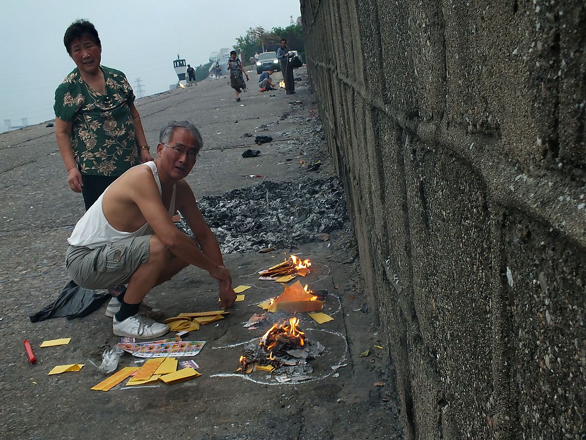 一七烧纸习俗：时间、讲究及意义详解