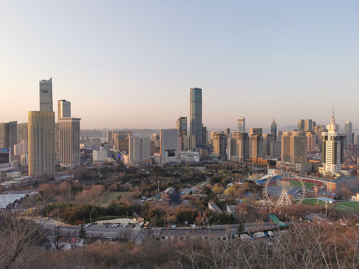 2021年4月4日,俯瞰大连城市风光.