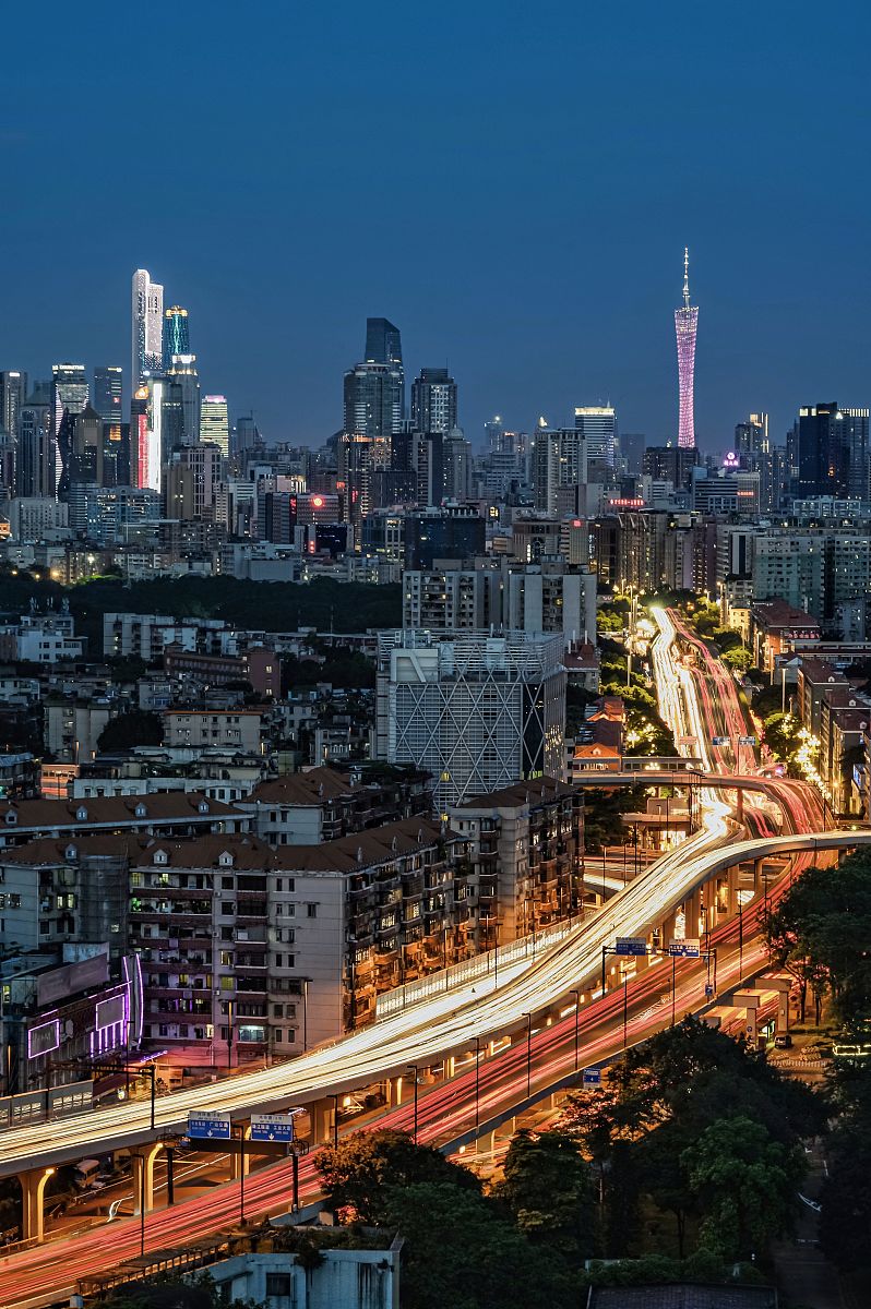 2020年6月28日,广州车水马龙夜景.
