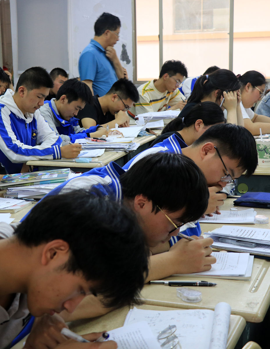 九年级语文教学：目标、内容、方法、评价与教师角色