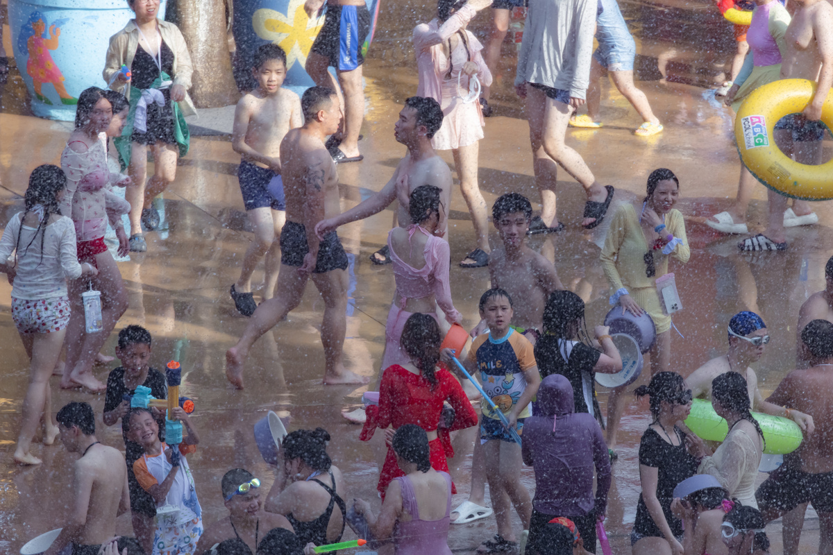 泼水节抖音爆款视频制作指南：水灵灵的欢笑与快乐！