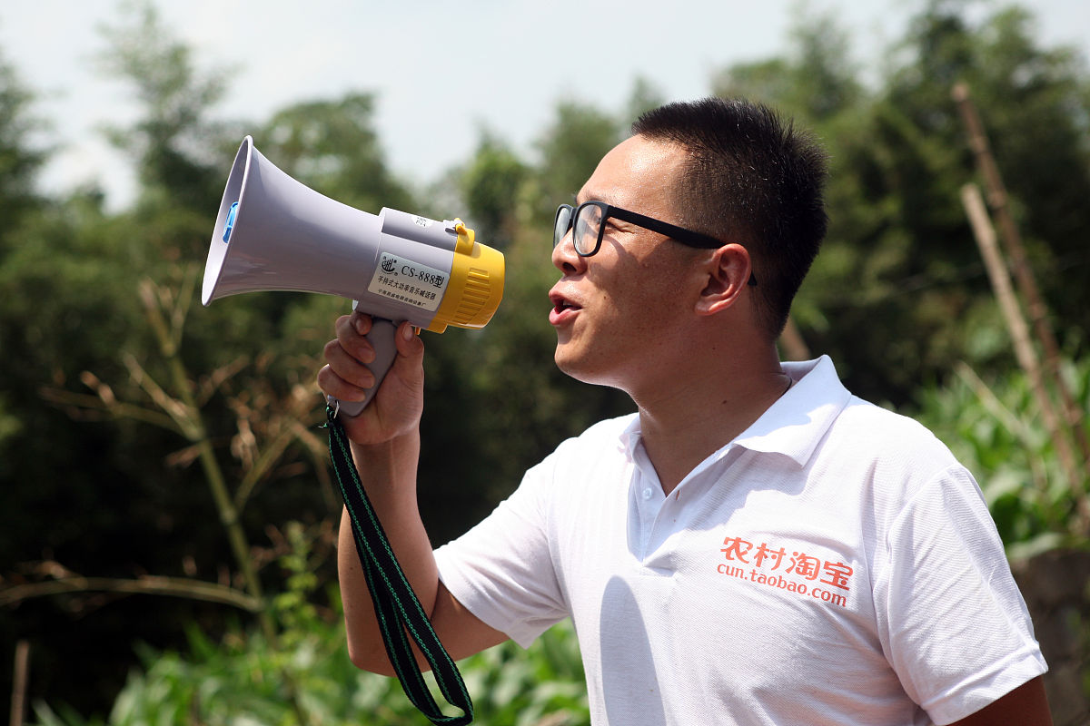 2015年7月14日,浙江临安,大学生刘斌返乡创业做网络农村淘宝.为了让村